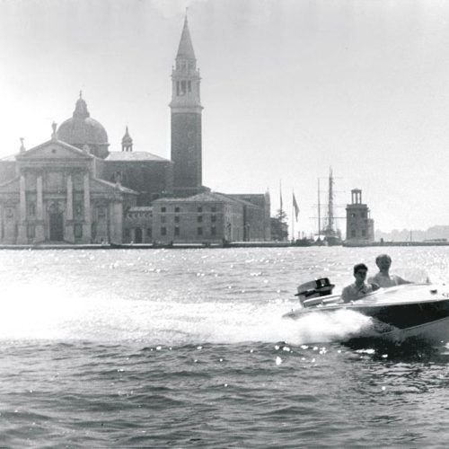 Foto storica barca con sfondo venezia